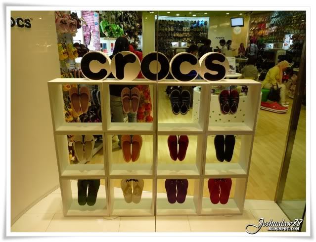 what stores carry crocs
